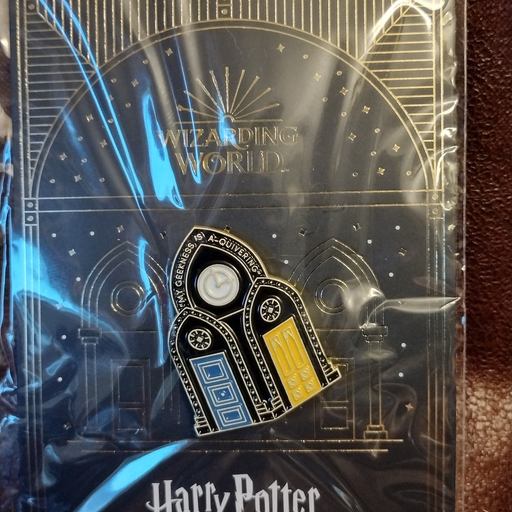 Harry Potter Wizarding World Pin Enchanted Key , Tour San Francisco Pin.